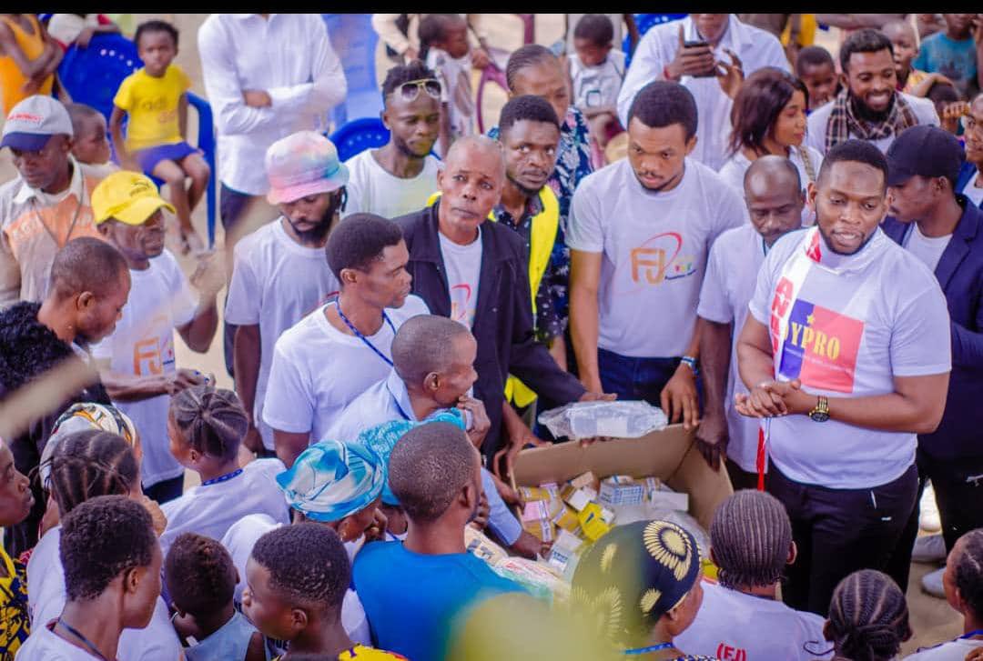 PatrickLokala_'s tweet image. Kinshasa : #Juguel_Ongala_Tambwe plaide pour le développement des milieux ruraux de la commune de Mont-Ngafula en apportant sa pierre à l’édifice !
Médicaments
Kits scolaires
Et autres accessoires ménagers mis à  disposition.
#DYPRO alternative 2023
(Opposition Républicaine)