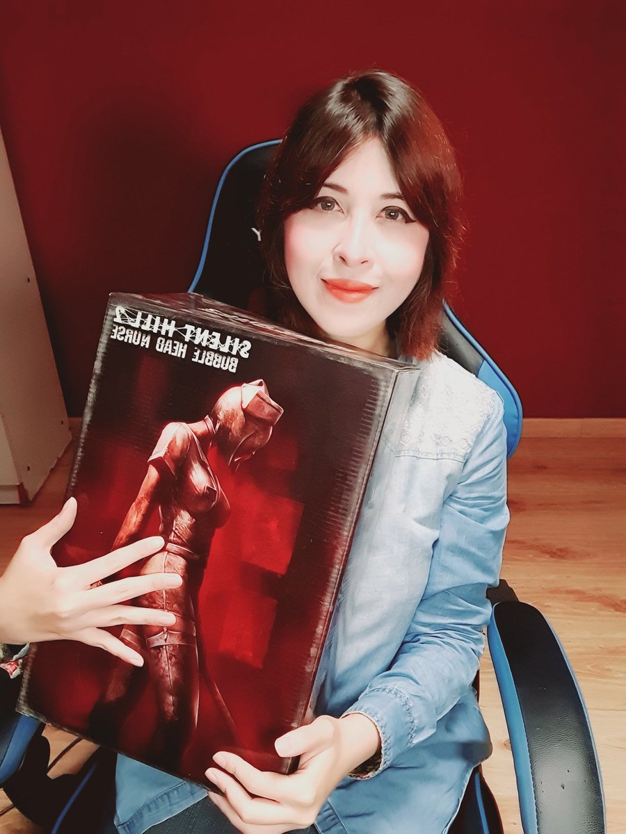 Quería comentarles que fui invitada a <a href="/GamersCityCL/">Gamers City</a> que será del 14 al 16 de abril!. Mañana 9 de abril haremos una maratón de Silent Hill 2 para sortear 2 entradas del día domingo 16 y puedan ver al gran <a href="/AkiraYamaoka/">Akira Yamaoka</a> 💗. Nos vemos mañana a las 4 pm hora Chile!