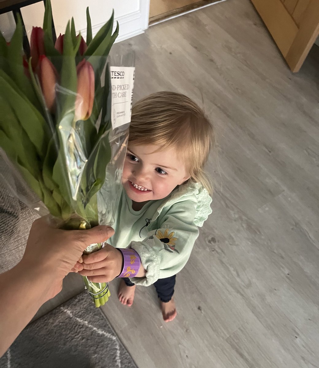 Busy Easter at work.. come home to Olivia giving me flowers makes it all worth it! Happy Easter everyone 🐰🐣