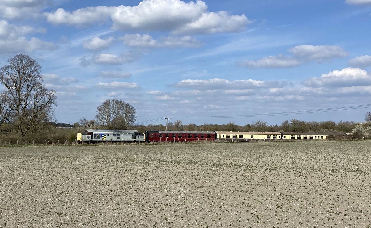 @ChinnorRailway & @chilternrailway (look closely!) observed at 14:40 today near Horsenden …
#class37 #classictraction #Icknield #chilterns