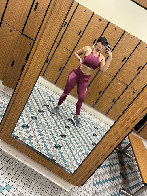 Trying real hard to hit my fitness goals by the end of the month 💪🏼 https://t.co/H7M8frWkND