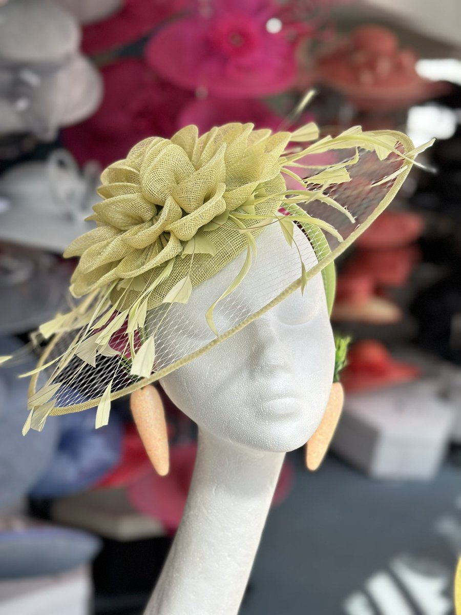 L_C_Millinery's tweet image. Happy Easter 🐣 
What happens when you let your 12 year old Granddaughter do the Easter window display?
You get Carrot 🥕 and Easter Egg earrings 😆 
#happyeaster #easter #easterwindow #hatshop #granddaughter #happy #fun #earrings #wallingforduk #louiseclairemillinery