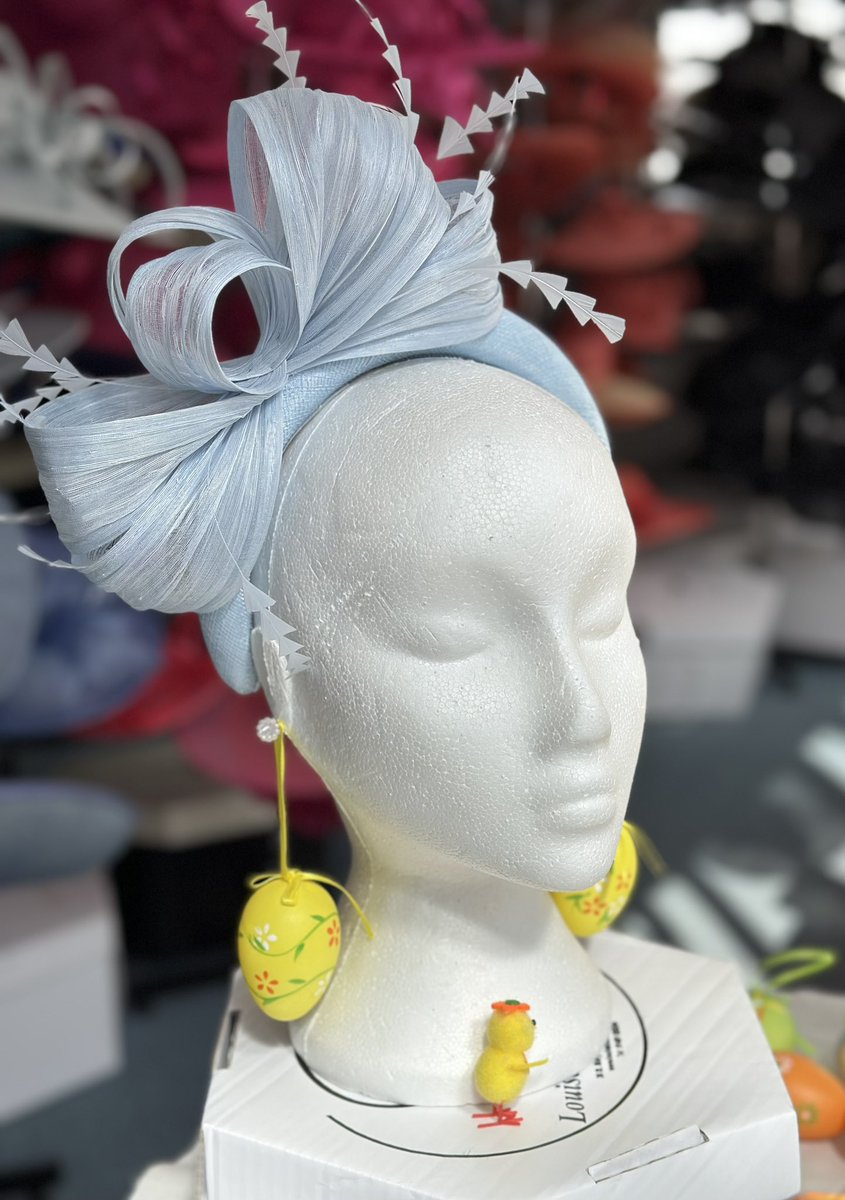 L_C_Millinery's tweet image. Happy Easter 🐣 
What happens when you let your 12 year old Granddaughter do the Easter window display?
You get Carrot 🥕 and Easter Egg earrings 😆 
#happyeaster #easter #easterwindow #hatshop #granddaughter #happy #fun #earrings #wallingforduk #louiseclairemillinery