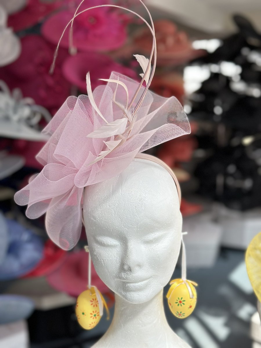 L_C_Millinery's tweet image. Happy Easter 🐣 
What happens when you let your 12 year old Granddaughter do the Easter window display?
You get Carrot 🥕 and Easter Egg earrings 😆 
#happyeaster #easter #easterwindow #hatshop #granddaughter #happy #fun #earrings #wallingforduk #louiseclairemillinery