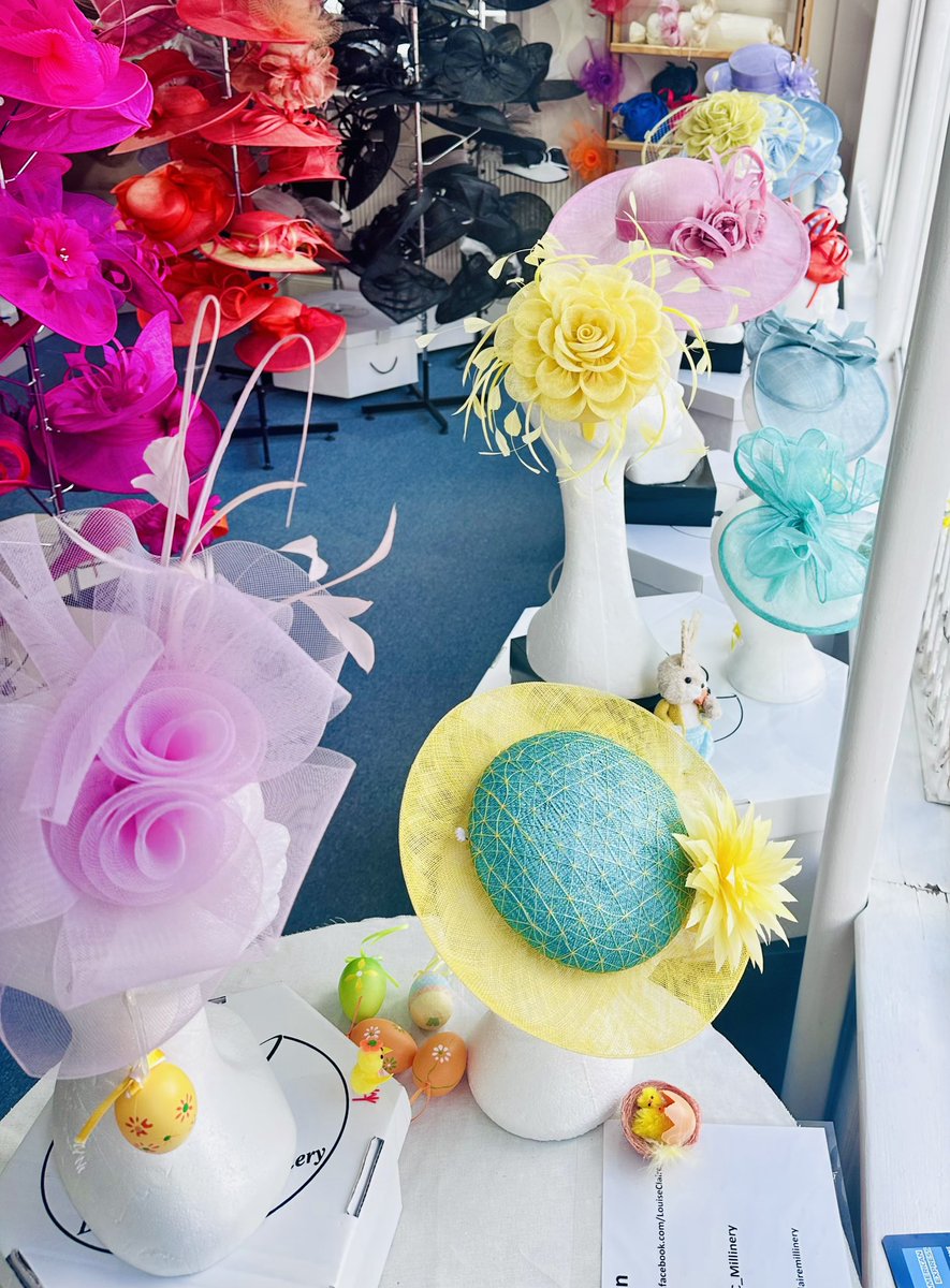 L_C_Millinery's tweet image. Happy Easter 🐣 
What happens when you let your 12 year old Granddaughter do the Easter window display?
You get Carrot 🥕 and Easter Egg earrings 😆 
#happyeaster #easter #easterwindow #hatshop #granddaughter #happy #fun #earrings #wallingforduk #louiseclairemillinery