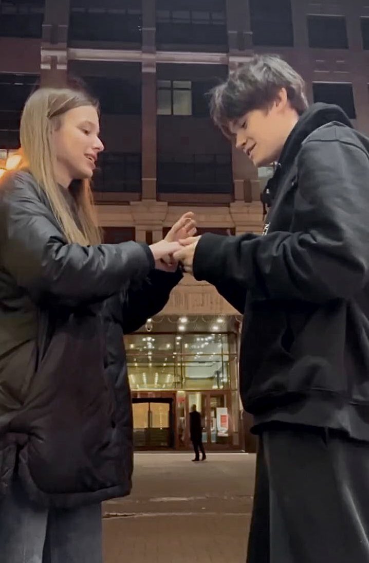 показывает свой новый маникюр и так увлечённо об этом рассказывает.
наверно я также выгляжу, когда рассказываю ей про кексы, крема и про всё кондитерское в целом?