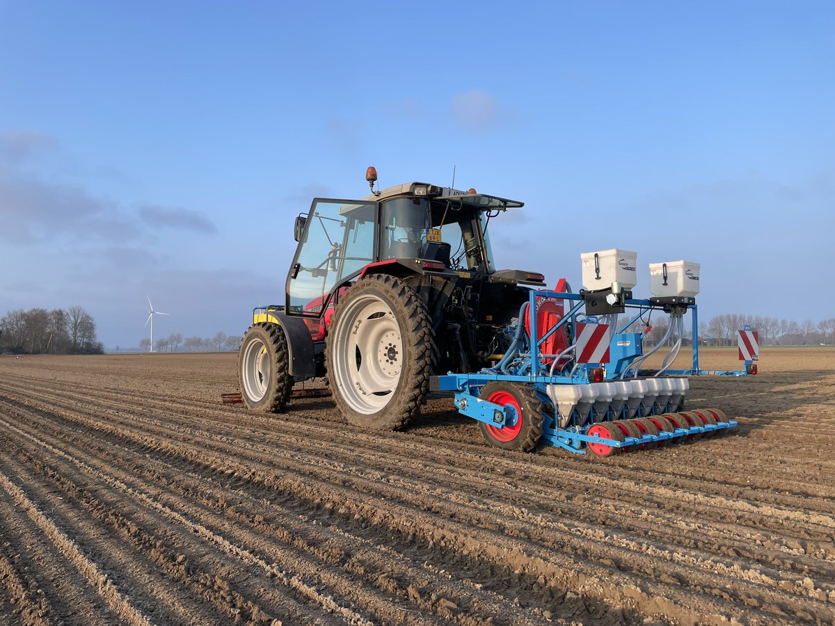 Patrickackeren's tweet image. Vandaag de eerste uien aan de grond toevertrouwd. Eindelijk een beetje voorjaar.🧅🧅