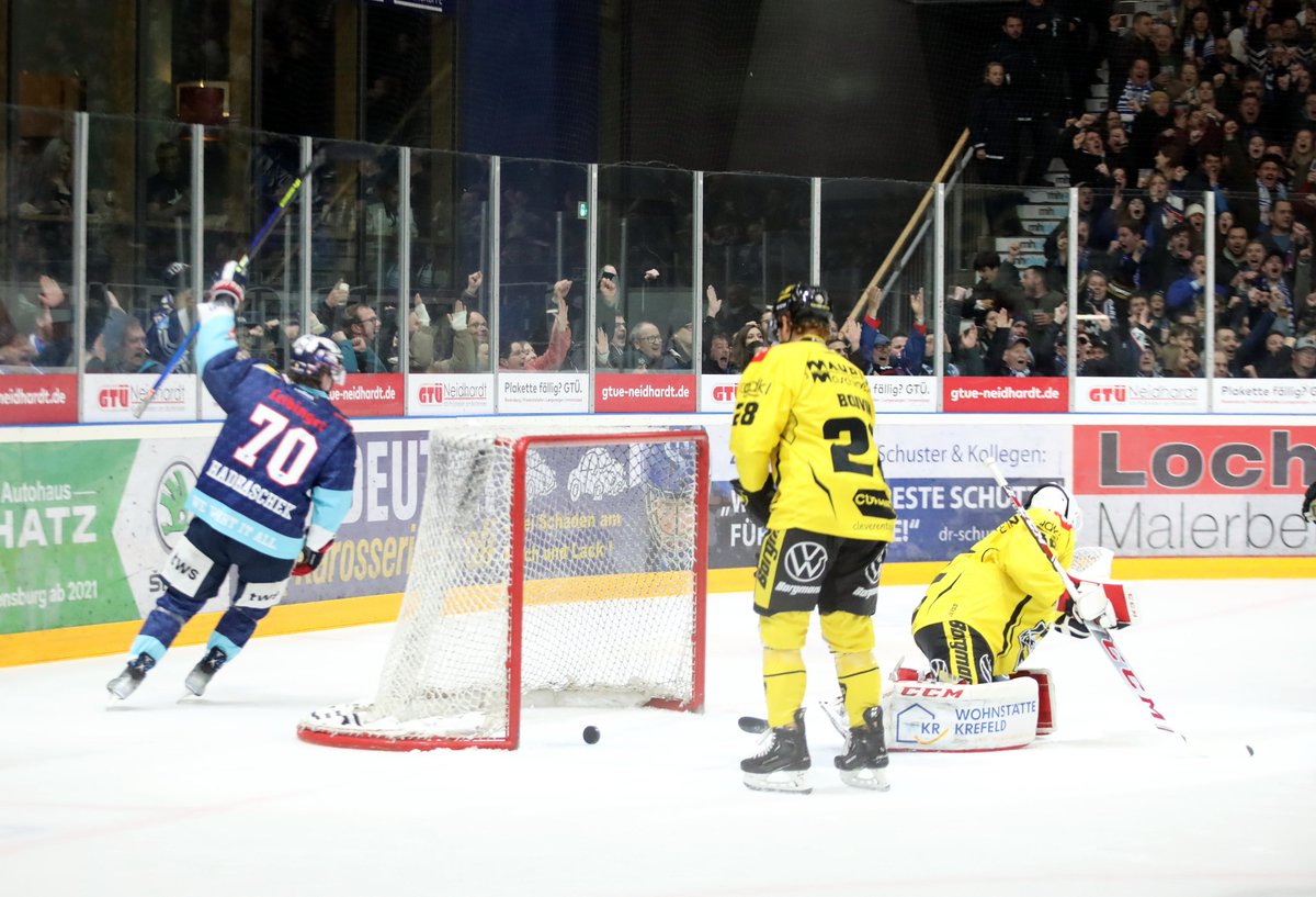 Der erste Finalist steht fest: Die <a href="/towerstars_rv/">RavensburgTowerstars</a> gewinnen mit 5:4 gegen die #Krefeld #Pinguine und ziehen somit ins DEL2-Finale ein. Herzlichen Glückwunsch! 

Foto: Kim Enderle #del2 #HerzblutEishockey #rvtkev
