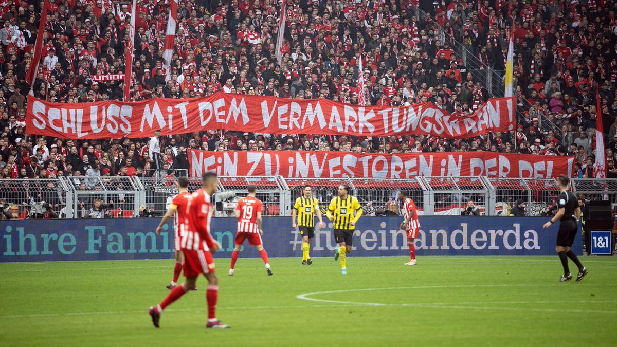 FutboliPolitica's tweet photo. 🇩🇪"La liga nos pertenece a todos, contra los inversores"

Así decía una de las pancartas que mostraron en el partido entre el Borussia y el  Union Berlin, en contra de la posible venta parcial de los derechos de difusión a inversores financieros por parte de la Liga Alemana. https://t.co/bcyWeQC7x7