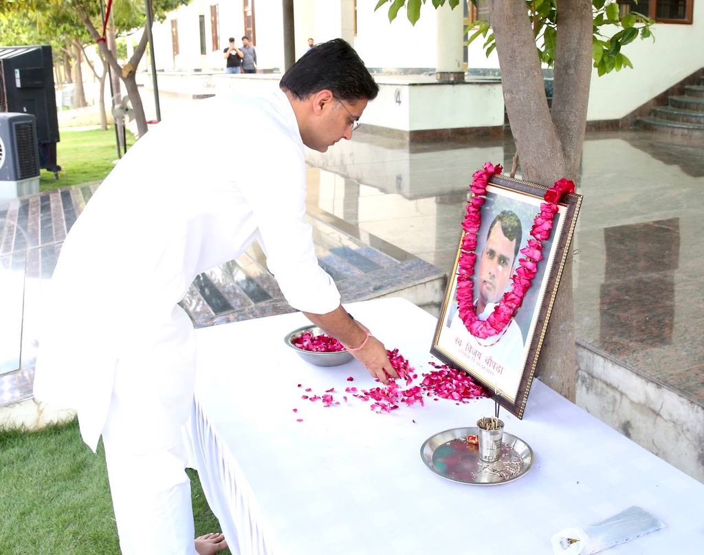SachinPilot's tweet photo. आज जयपुर में एआईसीसी ओबीसी प्रकोष्ठ के राष्ट्रीय संयोजक अनिल चोपड़ा जी के निवास पहुंचकर उनके स्वर्गीय भतीजे विजय चोपड़ा जी को श्रद्धांजलि अर्पित की एवं शोक संतप्त परिजनों से मिलकर उन्हें सांत्वना दी। 
@AnilChopra_ https://t.co/AGpWmMNfnZ