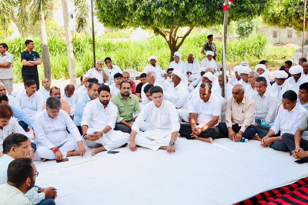 SachinPilot's tweet photo. आज जयपुर में एआईसीसी ओबीसी प्रकोष्ठ के राष्ट्रीय संयोजक अनिल चोपड़ा जी के निवास पहुंचकर उनके स्वर्गीय भतीजे विजय चोपड़ा जी को श्रद्धांजलि अर्पित की एवं शोक संतप्त परिजनों से मिलकर उन्हें सांत्वना दी। 
@AnilChopra_ https://t.co/AGpWmMNfnZ