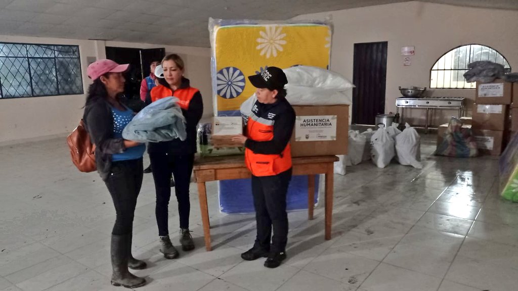Riesgos_Ec's tweet photo. #Imbabura | en el cantón #Cotacachi, en la comunidad de #Balsapamba, realizamos la entrega de #AsistenciaHumanitaria a familias afectadas por un aluvión, producto del alto nivel de precipitaciones en esta época lluviosa.

#GestionDeRiesgosEc https://t.co/sfuComjtcg