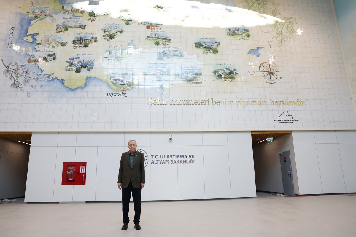 RTErdogan's tweet photo. İstanbul’un raylı sistem ağı, bugün açılışını yaptığımız Başakşehir-Çam ve Sakura Şehir Hastanesi-Kayaşehir Metro Hattı ile 324,5 kilometreye ulaştı.

Yapımı devam eden projelerimiz bittiğinde bu rakam 380 kilometrenin üzerine çıkacak.                                             

Böylece İstanbul raylı sistem ağının %50’den fazlasını Ulaştırma ve Altyapı Bakanlığımız şehrimize kazandırmış olacak.

Kimileri sadece laf yapar; kimileri de işte böyle iş yapar, hizmet yapar.

Biz laf üstüne laf koyanlardan değil hep taş üstüne taş koyanlardan olduk.

Farklı hevesler peşinde koşmak yerine tüm enerjimizi ve mesaimizi milletimize hizmet etmeye adadık.

İnşallah bundan sonra da eserlerimizle ve hizmetlerimizle konuşmaya devam edeceğiz.