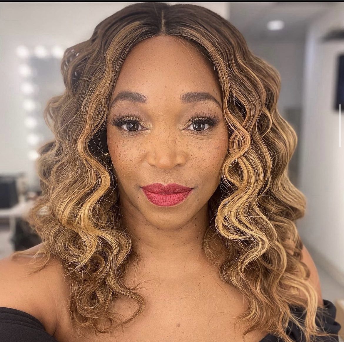 JouJouHair's tweet photo. Our #JouJouBeauty team takes great joy in having the opportunity to work with the lovely @thetracymoore, who has been graced by the talented hands of #joujouhairstudio.
#torontohair #torontohairstylist #torontohairsalon #tracymoore #cityline https://t.co/MEgSl65uhH