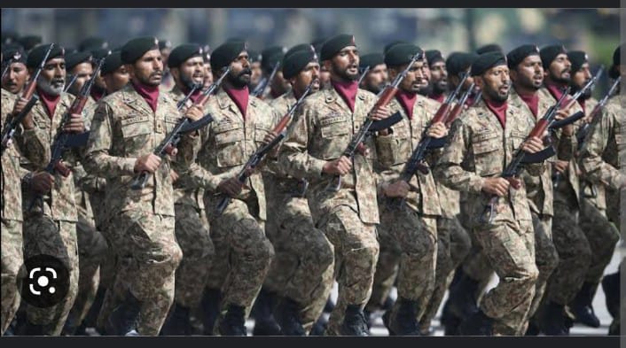 Shagufta866's tweet photo. "پاک فوج ، بہادری کا مظہر ، دہشت گردی کے خلاف مسلسل لڑ رہی ہے ، ہماری قوم کی بے دریغ ہمت سے حفاظت کر رہی ہے!"#khakiBanday https://t.co/OwbLySfPBo