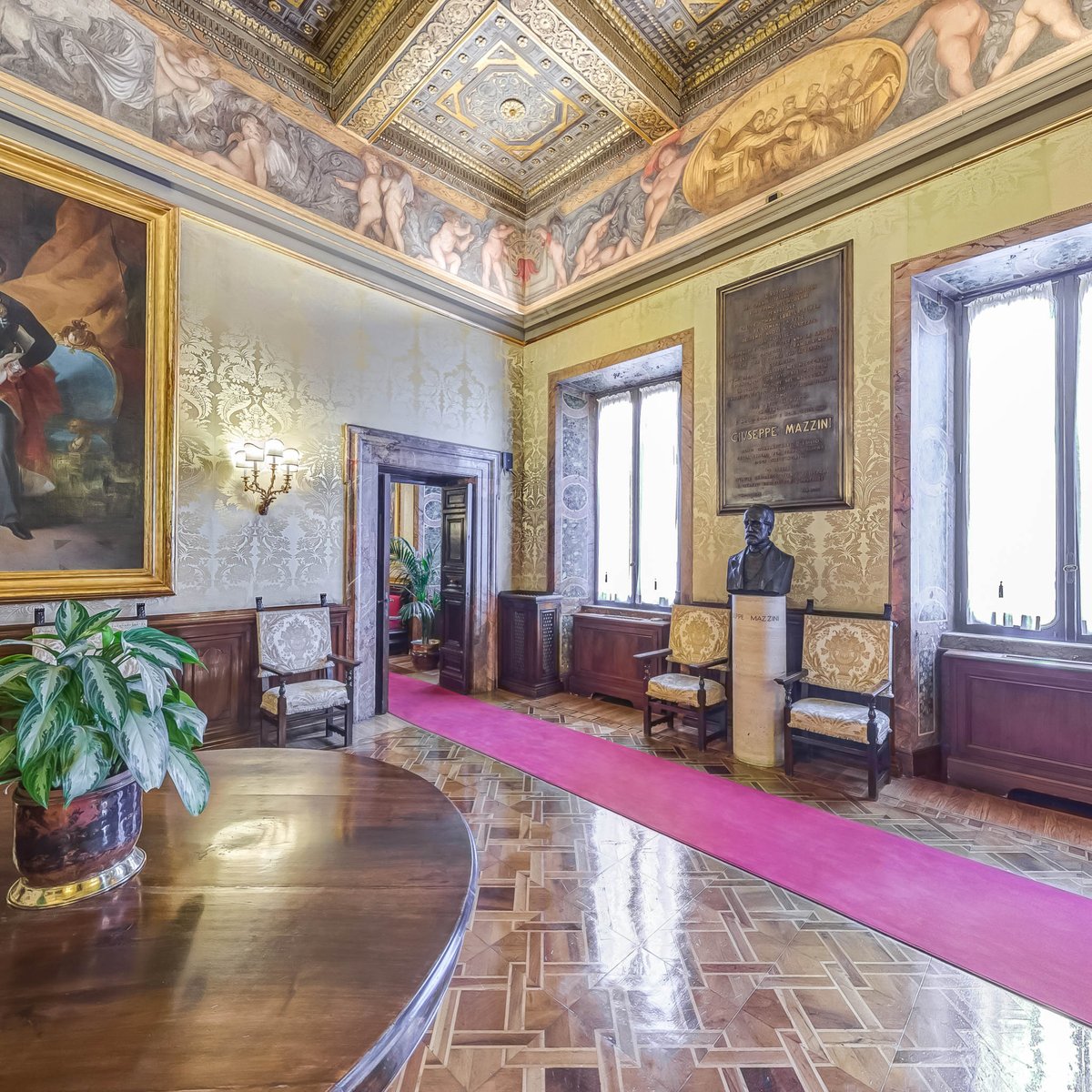 SenatoStampa's tweet photo. La #SaladelRisorgimento di #PalazzoMadama ospita busti e ritratti di alcuni tra i personaggi più rilevanti del #Risorgimento italiano. Il soffitto a cassettoni dorati del XVII secolo è opera di #GiovanniFrancescoGrimaldi. Per visitarla col #TourVirtuale → https://t.co/cGwRnYu1cU https://t.co/HIRCWB8EOr