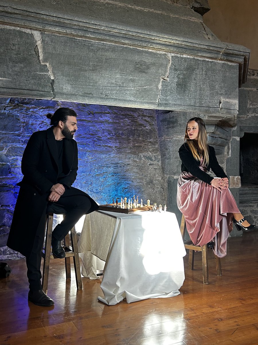 Bellissima messa in scena della Compagnia Palinodie di una rinnovata Partita a scacchi al castello di Verrès per i 150 anni dell’opera di Giuseppe Giacosa