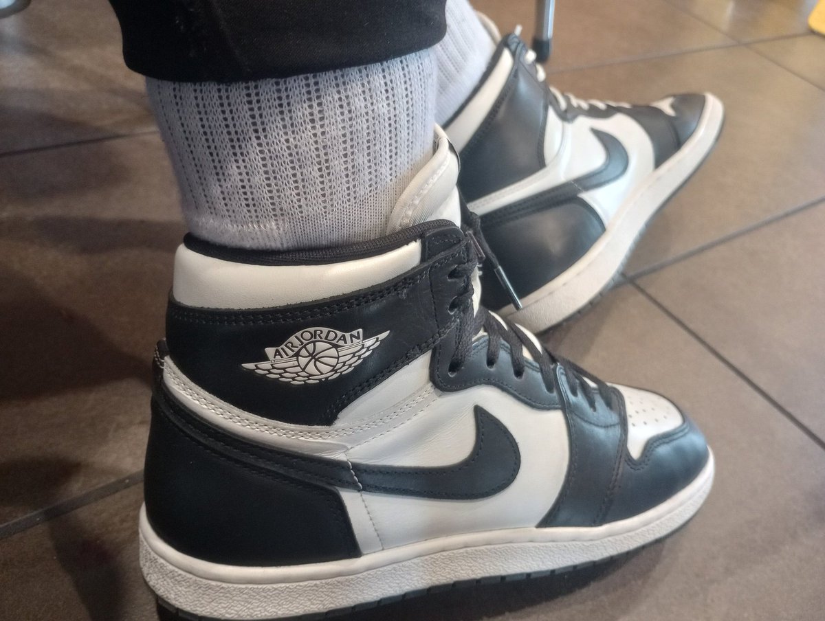 HeC0achEmWell_'s tweet photo. ...🔥🔥'🤧 🖤🤍♠️ Air Jordan 1 High 85" Black &amp; White 🐼 👟'🔥🔥 "##KicksOnFire""##SneakerNews"
"##KOTD" "##ComplexKicks" "##Jordan1" "##BOSTALGiC "##VintageKicks 💥'😜🤳🏾🤳🏾 "##CheckMyFOotWork" 🔥🔥🔥🔥😍🔥🔥🔥🔥🔥 https://t.co/aiOi77CsSl