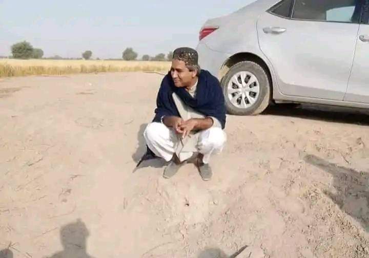 MbBhambhro's tweet photo. پروفیسر اجمل ساوند جي پنھنجي زمين تي ورتل تصوير ٻڌايو پيو وڃي ته سندس هي زندگي جي آخري تصوير آھي انھي زمين تان موٽندي کيس شھيد ڪيو ويو، 💔😭
سڀاڻي يعني آچر ڏينهن جو ٽئيٽر تي مھم ھلائبي 
ان لاءِ ساٿ جي اپيل
#JusticeForAjamlSawand 
@Drfarukhbhanbhr 
@MehdiHBijarani https://t.co/kYFKgo3b5Z