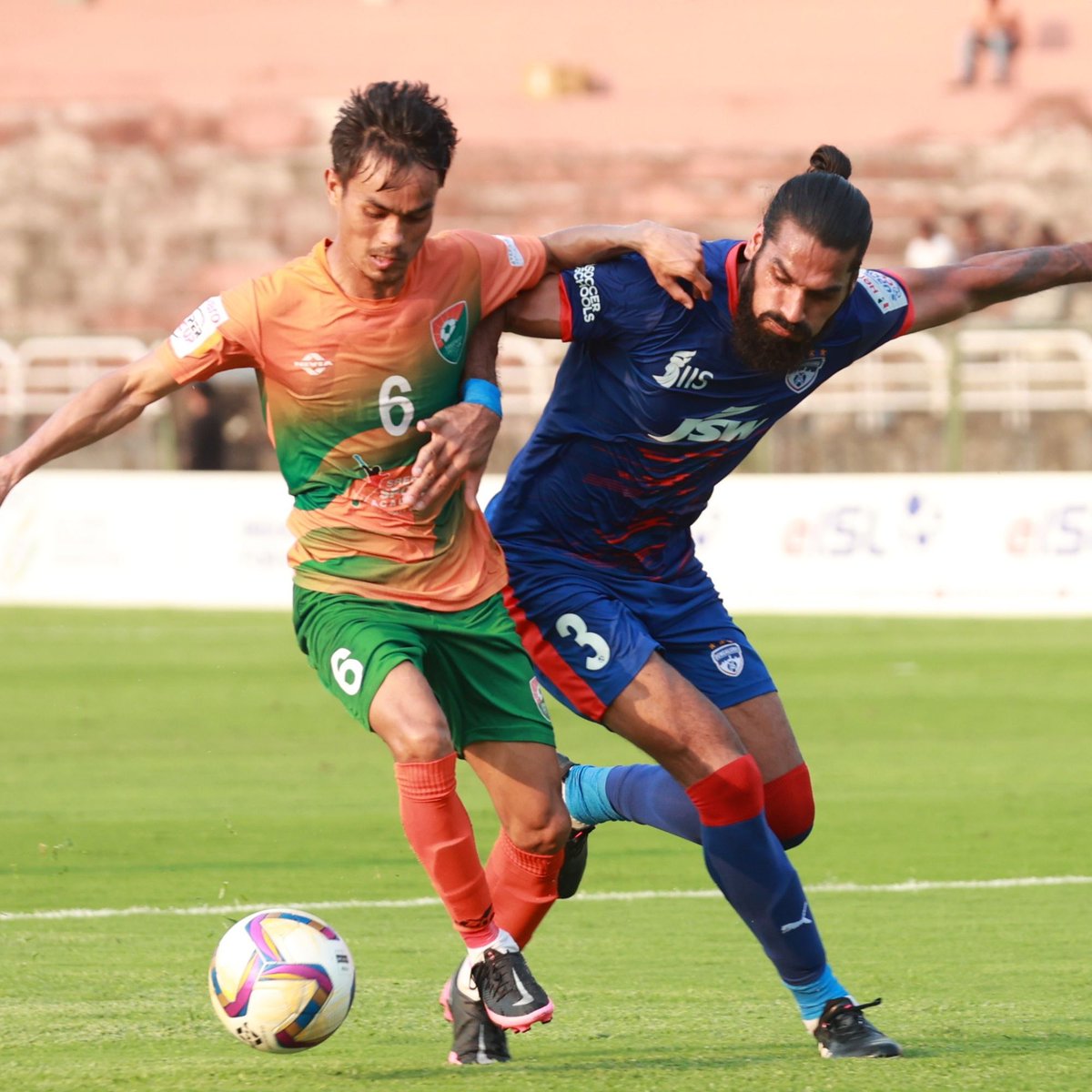 IndianFootball's tweet photo. Gallant @SreenidiDeccan hold @BengaluruFC in #HeroSuperCup opener 🤜🤛
Match report ✍️ https://t.co/dPnHHmyMbi
#BFCSDEC ⚔️ #IndianFootball ⚽ https://t.co/ZLHdovtFIJ