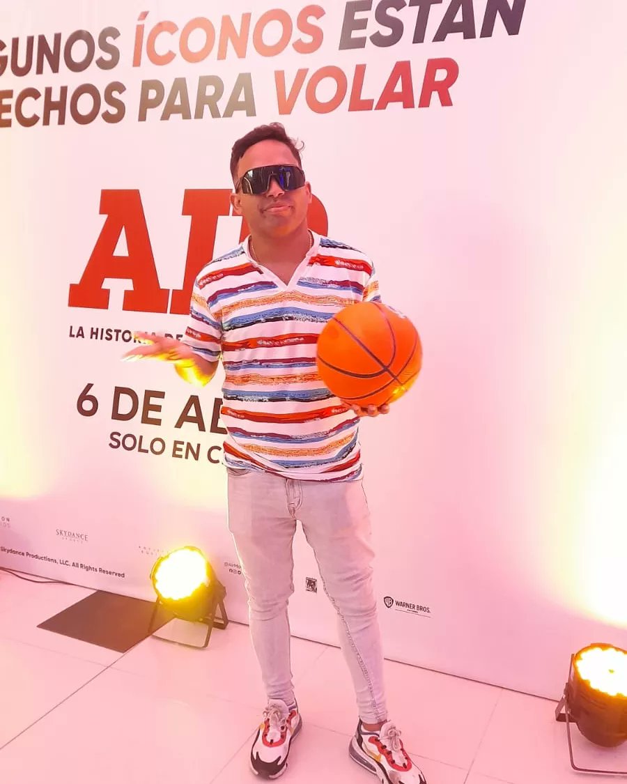 SamuelHurtadoC4's tweet photo. 🎬 Avant Premiere #AIRMovie, una historia de marketing deportivo que concibe ideas de estrategia, superación personal y convicción detrás de la construcción de uno de los logos más importantes de la industria del baloncesto. https://t.co/1ZRsNml2h2