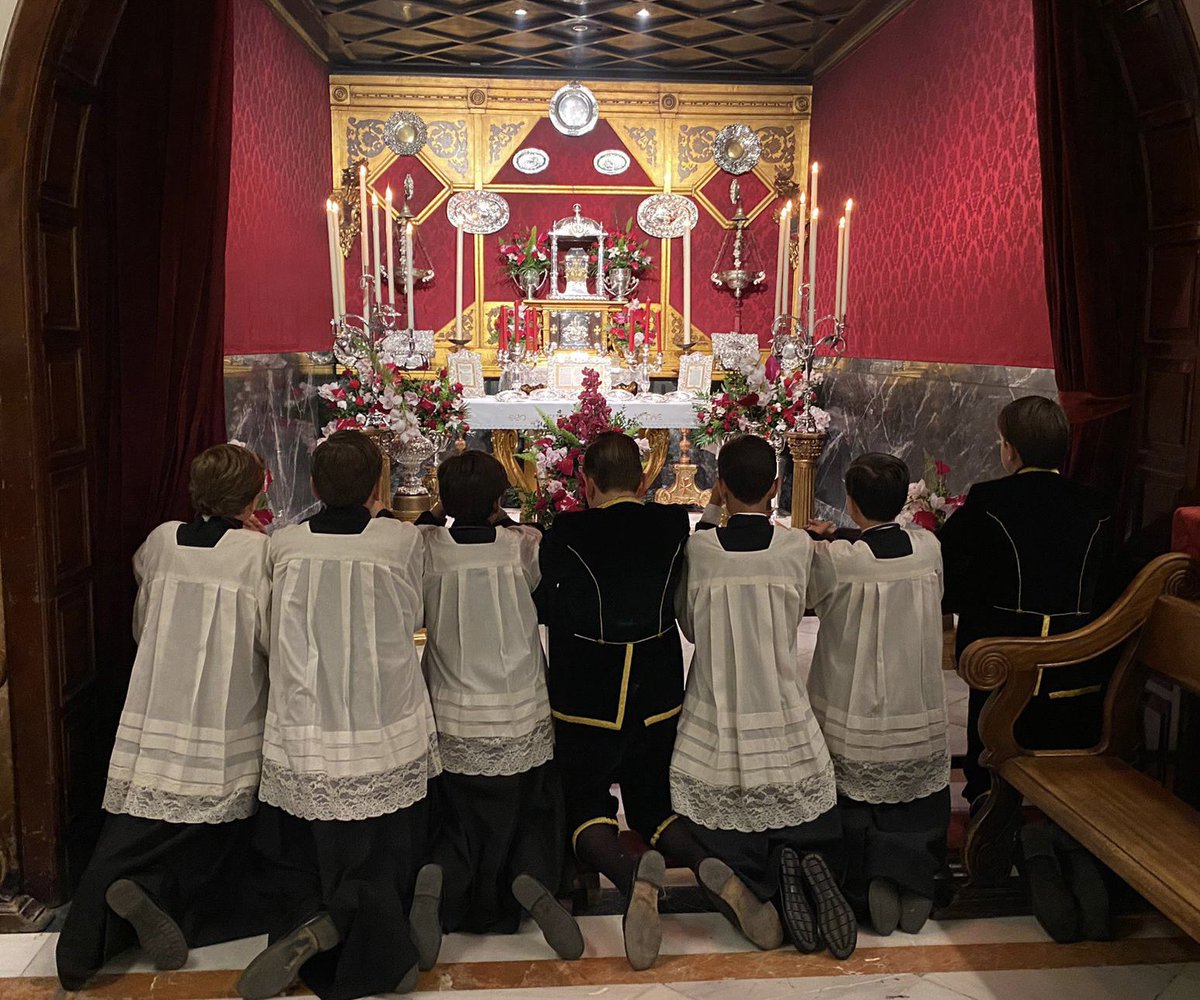 HdadGranPoder's tweet photo. ¡Esta es la Noche en que Cristo ha vencido a la muerte y del infierno retorna victorioso!
La Solemne Vigilia de Pascua de Resurrección de esta noche se celebrará a las 23:30h., siendo el acceso a la Basílica desde las 23:00h.
#GranPoder23 https://t.co/5TPakD6RPg