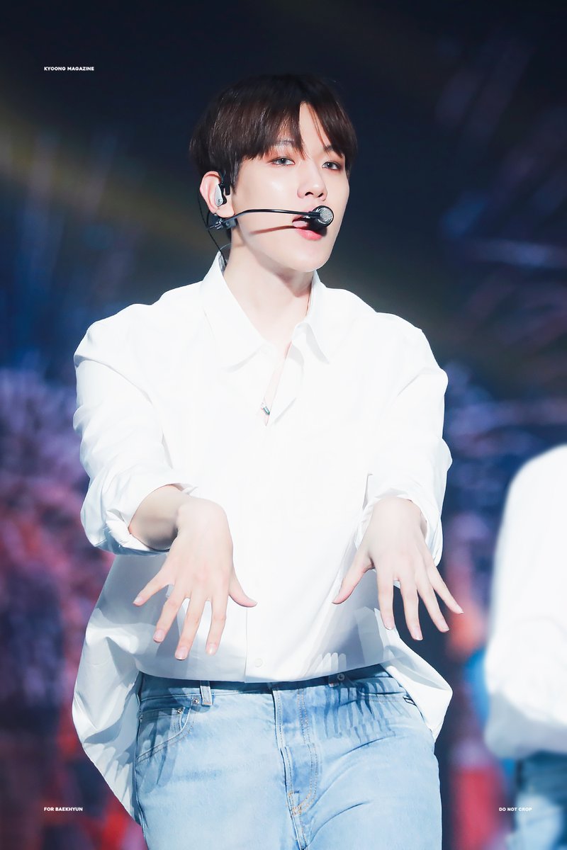 kyoongmaz56's tweet photo. 230408 EXO’ CLOCK 그렇게 보고 싶던 럽미라잇을 11주년 팬미팅에서 보다니 (ू˃̣̣̣̣̣̣︿˂̣̣̣̣̣̣ ू)
https://t.co/OJrHs0Z85n
https://t.co/6ydYQjVLwa
#백현 #BAEKHYUN @B_hundred_Hyun https://t.co/xTEkbIkJCF