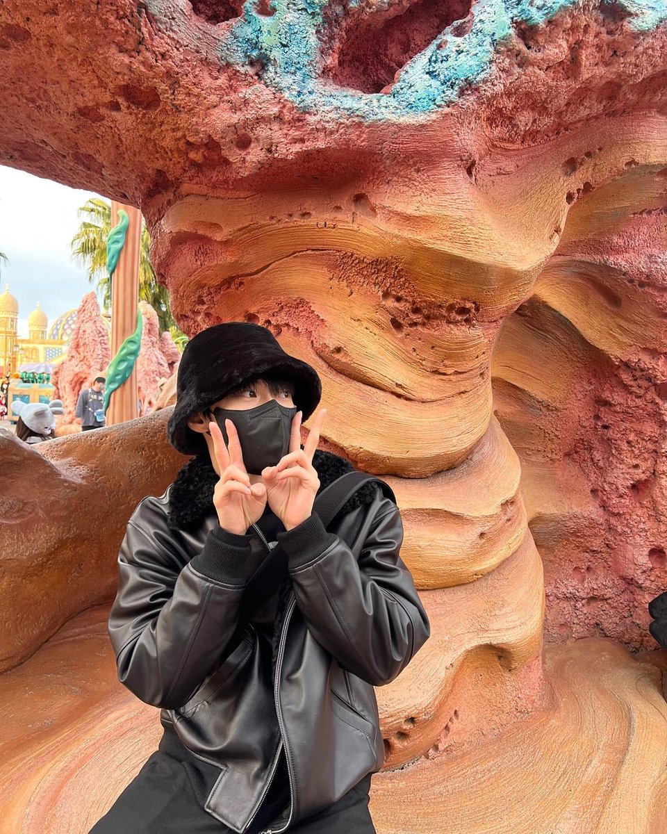 คุณกระต่ายของโดจือนี่และ Czennie ขอบคุณที่ทำงานอย่างหนักเพื่อเมมเบอร์และแฟนคลับอยู่เสมอ จะซัพพอร์ตโดยองในทุก ๆ เส้นทางที่เลือกเดิน ขอบคุณที่มาเป็นความอบอุ่นให้กับพวกเรานะคะ 🐰

#일곱해를_건너_도영을_사랑해
#7toForeverWithDOYOUNG