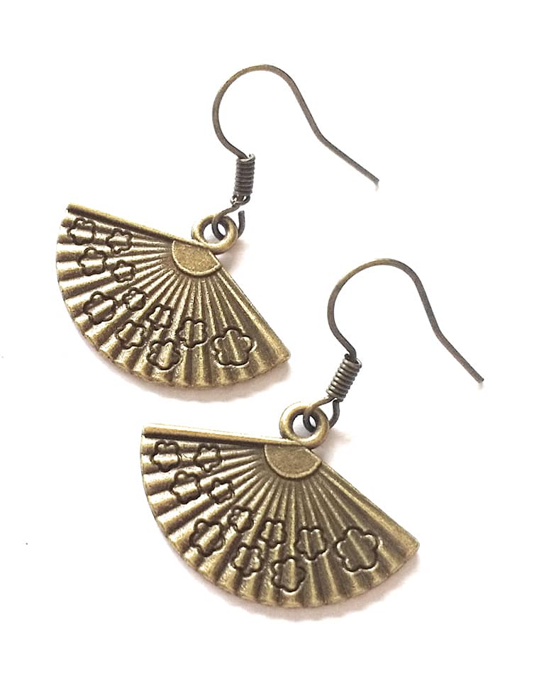 LovesVintage43's tweet photo. Bronze Folding Hand Fan Charm Style Earrings 🌸 Handmade by me 🫶 #Amazon #amazonsmile #MHHSBD #TheCraftersUK #CraftBizParty #UKMakers #shopsmall #handmade #supportsmallbusiness #UKSmallBiz https://t.co/AhUHWvGANE https://t.co/hmZsOjmVO2
