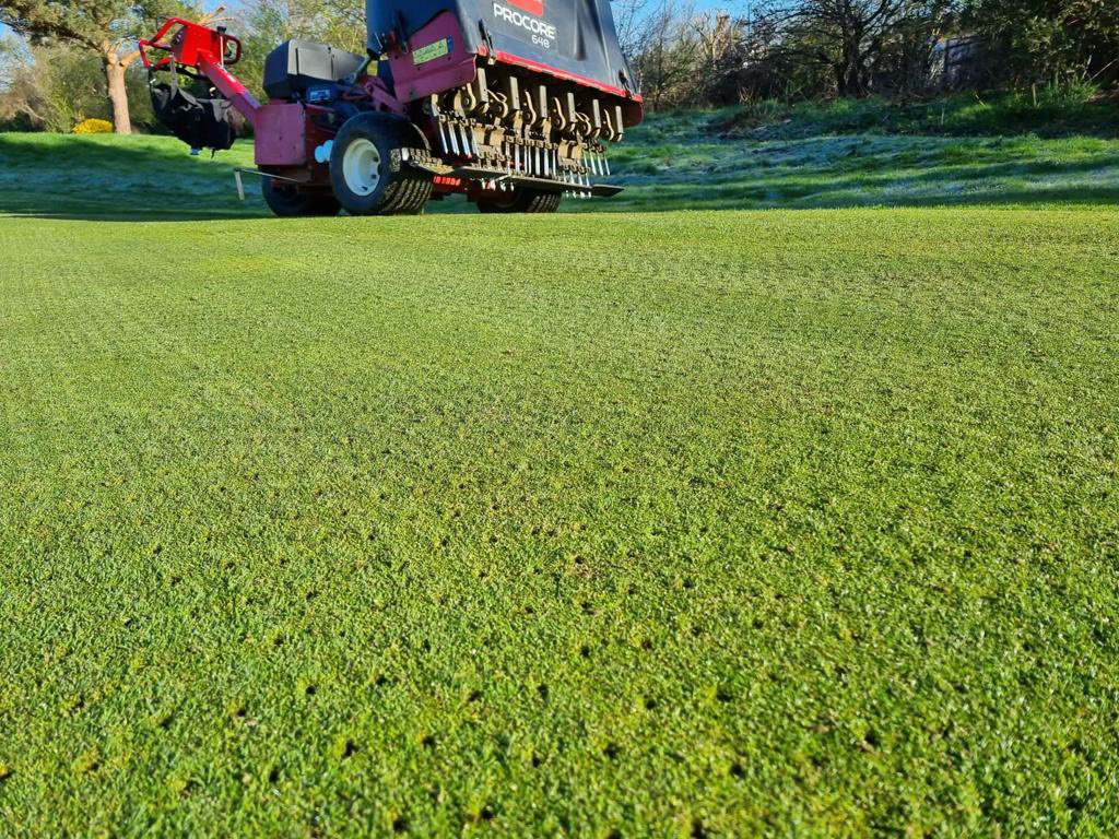 In helping at <a href="/FulwellGC/">Fulwell Golf Club</a> <a href="/ryan_bezzant/">Ryan Bezzant</a> pro core with 10mm tines after a top dressing with there machine, making a normal 2 day job into a mornings work 👌🏽