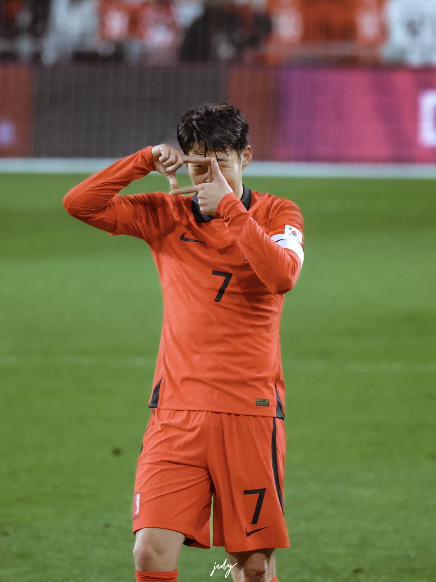 #손흥민 100호골 기념 + 승리 기념 #RT 이벤트

이 글을 rt해주시는 분들 중 한 분을 뽑아 첨부한 사진 (패브릭 포스터 + 쏘니 필름사진 4종 인화 + 쏘니 셀카 폴라로이드 + 그 외 등등) 을 드립니다 !!! 🙆🏻‍♀️ 

축구와 쏘니를 사랑하는 분이라면 모두 가능 ෆ
단 비공개 계정은 참여할 수 없습니다 :)