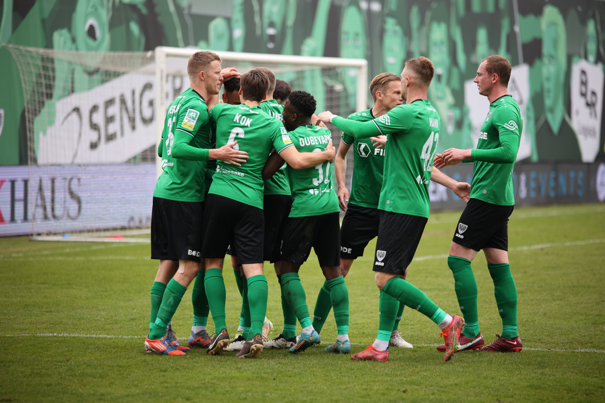 100ProzentSCP's tweet photo. Kein schillernder Auftritt, aber ein souveräner Heimsieg des @preussen06 gegen @RWO_offiziell - das 2:0 bringt den SCP der 3. Liga näher. https://t.co/c9N87Ir66p #SCPRWO https://t.co/ZASjfamvdO