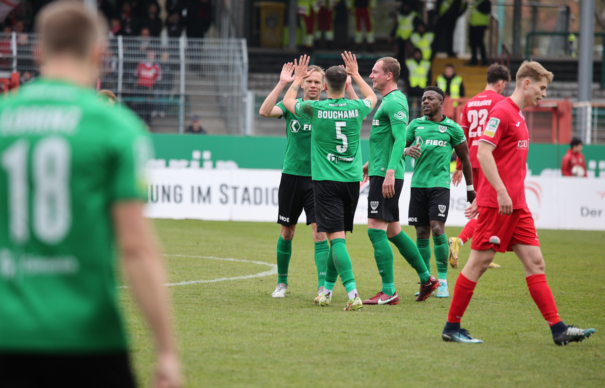 100ProzentSCP's tweet photo. Kein schillernder Auftritt, aber ein souveräner Heimsieg des @preussen06 gegen @RWO_offiziell - das 2:0 bringt den SCP der 3. Liga näher. https://t.co/c9N87Ir66p #SCPRWO https://t.co/ZASjfamvdO