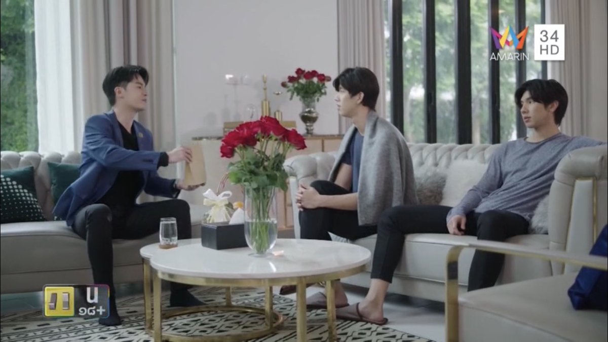 Palmmy08's tweet photo. หน้าไม่สบอารมณ์เลยพ่อ เพื่อนบอลแค่มาเยี่ยมอิฐเอง #LoveSyndrome3ep6 https://t.co/OSLxzDWijd