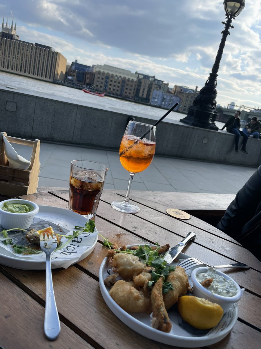 Easter sat on the Thames,  snaks and drinks at the oyster bar #lovelondon #londonlife <a href="/KateRodger16/">Kate Rodger</a>