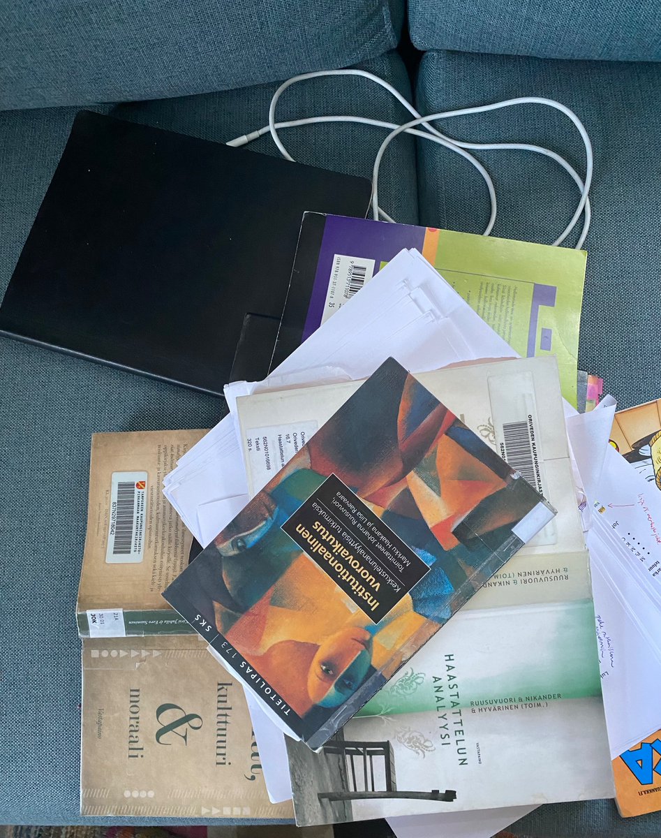 Vuosi sitten pääsiäisenä päätin, että seuraavana pääsiäisenä en enää tee kouluhommia. Nyt kun taas niitä teen, niin mietin, että josko ensi pääsiäisenä en sitten enää tekisi. 😅 #maisteriopinnot #gradu