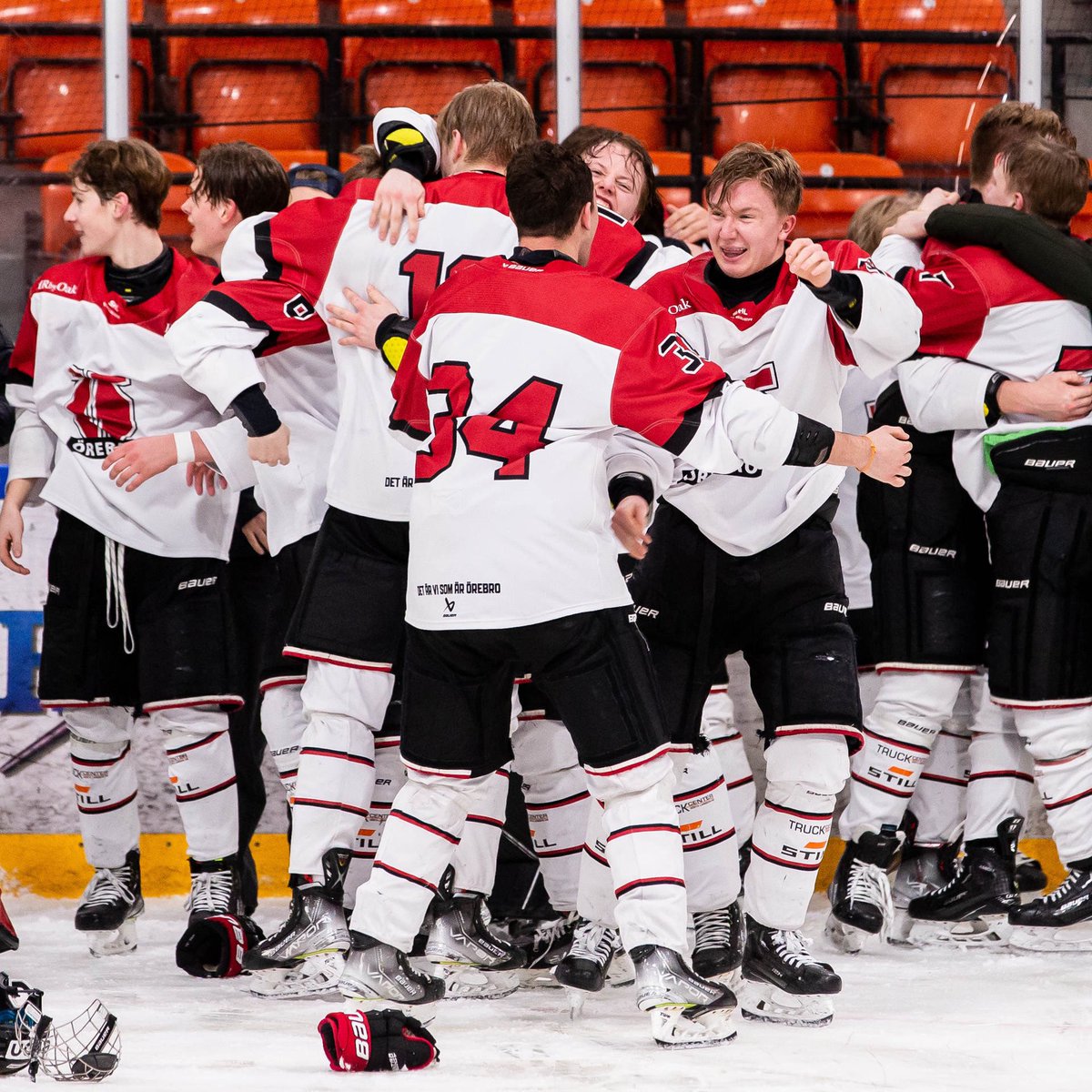 swehockeyse's tweet photo. Grattis Örebro till SM-guldet i J18! 🏆🙌 Örebro slog Djurgården med 4-1 i en spännande final i Nyköping. Herman Liv räddade 31 av 32 skott och Melvin Fernström, Lukas Sagranden, Alexander Zetterberg och Hugo Orrsten gjorde målen i finalen. @orebrohockey https://t.co/bs9m5jhJMb