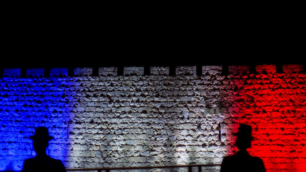 Les murailles de la vieille ville de #Jerusalem parées des couleurs du drapeau français, en hommage aux victimes des attentats au soir du 13 novembre❤️🇫🇷 🇮🇱