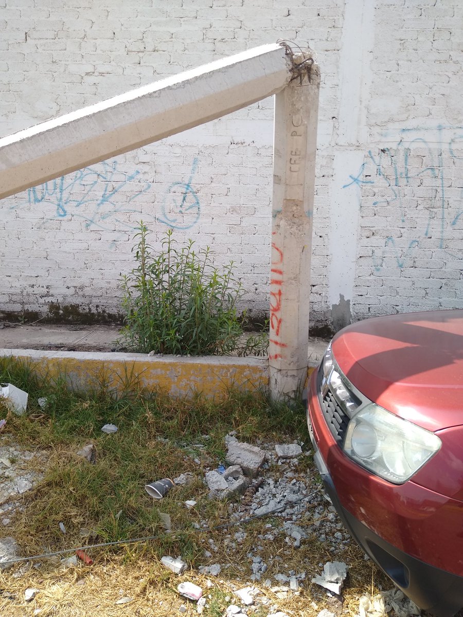 carlos_lerin's tweet photo. Ya son más de 5 días que tiraron el poste y ni @CFEmx ni @Megacable se hacen responsables y lo vienen a quitar , en momoxpan @GobiernoCholula  Puebla, esta impidiendo estacionarse y pasar ! Hagan algo https://t.co/18Bv8WMbo4
