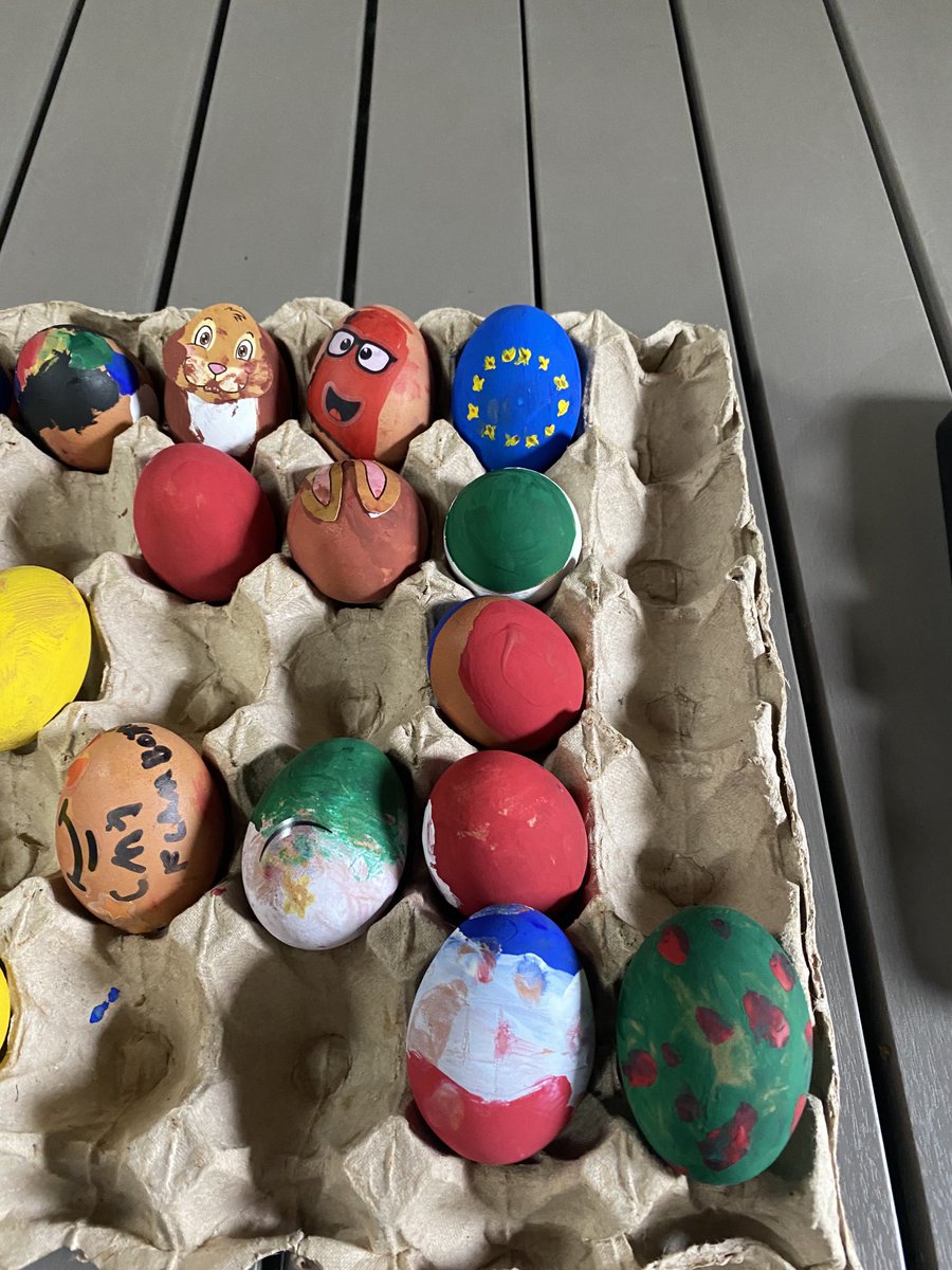 ElsaDiMeo's tweet photo. Préparer la chasse aux œufs de #Pâques avec des copains #suisses #italiens #espagnols #colombiens #France #Algerie au #Cameroun . Logo #UE non homologué 🙃 #Easter #Kribi https://t.co/7FGhNxhJmy