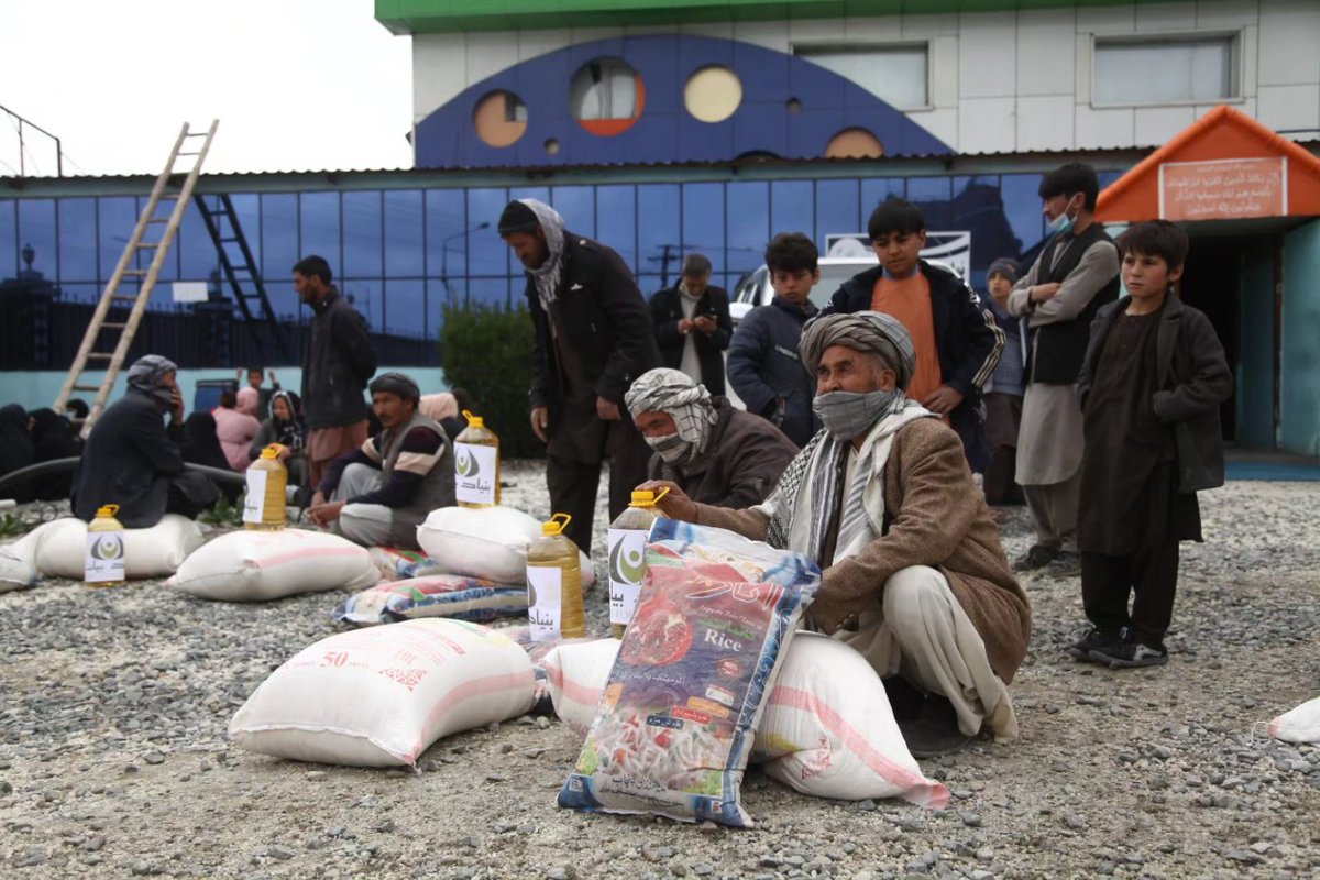 bayatfoundation's tweet photo. Bayat Foundation continued distributing Ramadan Aid in the 7th District of Kabul. We distributed rice, flour, and oil to 120 families. https://t.co/0WaWsYevqK