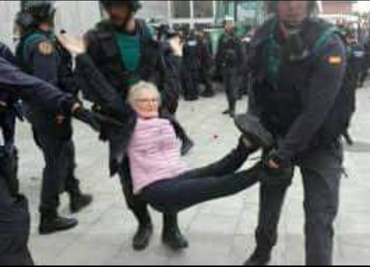 MasSiarviar's tweet photo. @BichoRa78930785 @JuanGrabois . Yo jubilada puedo mostrarte como nos trató cuando fuimos al Congreso a pedir que no nos roben más.  Esto hizo Bullrich. @juangrabois ..Atacan el termo  (arma letal, )gas pimienta al jubilado , el tanque hidrante, palos, y lo que se te ocurrra https://t.co/KIIZZQIyKD