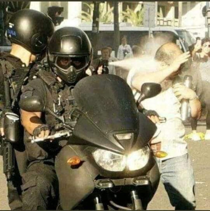 MasSiarviar's tweet photo. @BichoRa78930785 @JuanGrabois . Yo jubilada puedo mostrarte como nos trató cuando fuimos al Congreso a pedir que no nos roben más.  Esto hizo Bullrich. @juangrabois ..Atacan el termo  (arma letal, )gas pimienta al jubilado , el tanque hidrante, palos, y lo que se te ocurrra https://t.co/KIIZZQIyKD