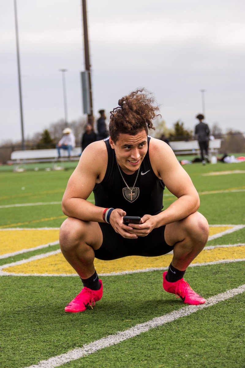 JamisonKitna's tweet photo. 23.39 200m as a 6’2 215 QB ‘25 going for the 22s https://t.co/DsGSje5veO