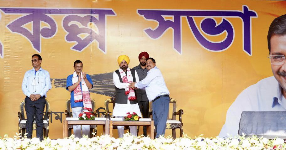 beingAAPian's tweet photo. Moments for lifetime. Unforgettable. #LatePost 2nd April event at Guwahati. #kejriwalInAssam https://t.co/6QdA6qkBUU