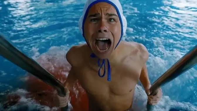 Pedrin_Parker's tweet photo. Não assisti Wandinha, mas vi o trailer e n tem literalmente uma cena dela jogando piranhas que mordem o saco de um cara e a piscina fica vermelha de sangue?

A questão é, quando q essa série ficou tão infantilizada? https://t.co/oUWmYTLR35