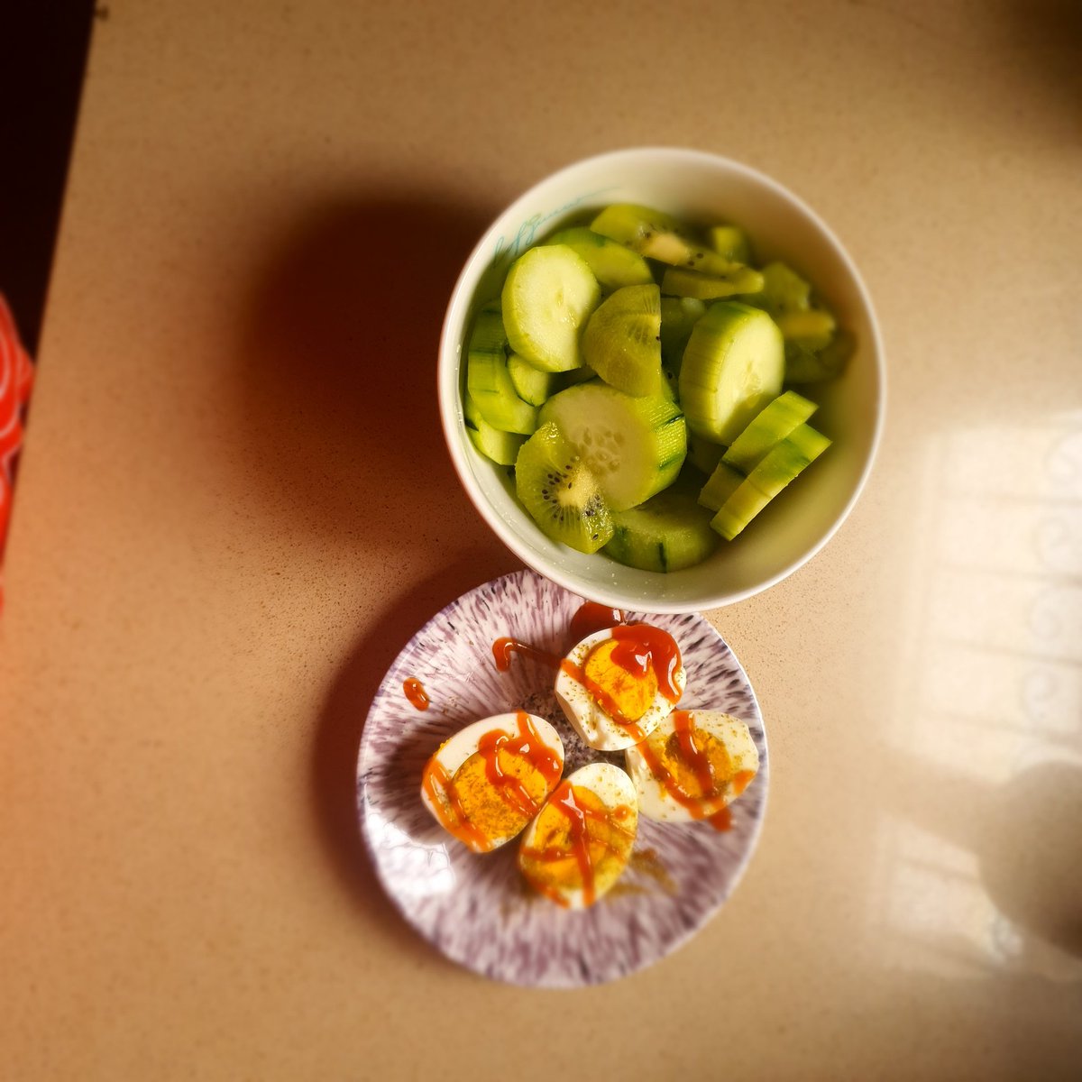 destructdesire's tweet photo. felt like I ate too much 2day first pic isn't mine but I had 300 cals for breakfast n 200 for lunch so far plus 4 strawberries 
2 toasts : 128 cals 
1 tbsp of nutella : 100 cals
0.75 tbsp of peanut butter : 72
the rest is obvious a big ass cucumber w kiwi n two boiled eggs https://t.co/GMzK0PqClW