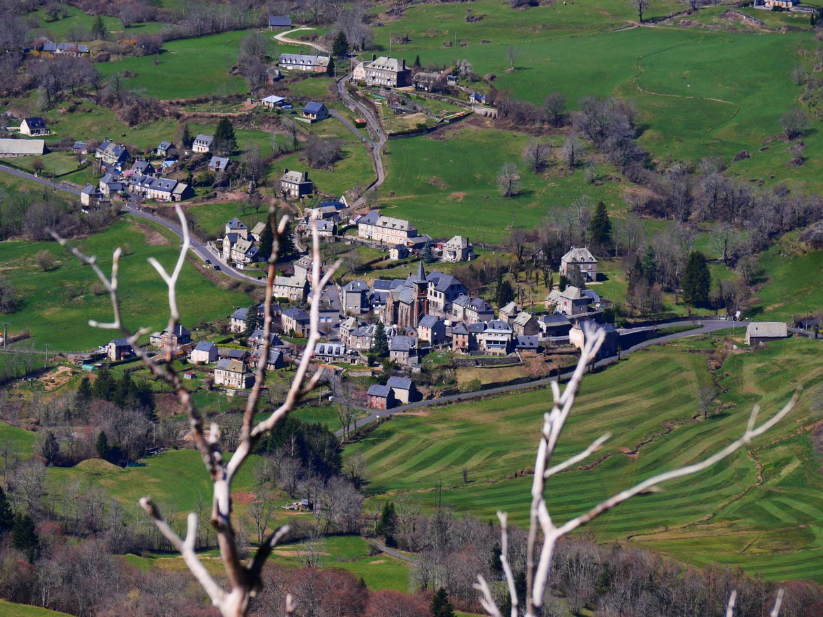 Chambon_louis's tweet photo. Vue sur le petit village de montagne Le Falgoux #Falgoux #cantal #paysdesalers https://t.co/w5n2wkcheW