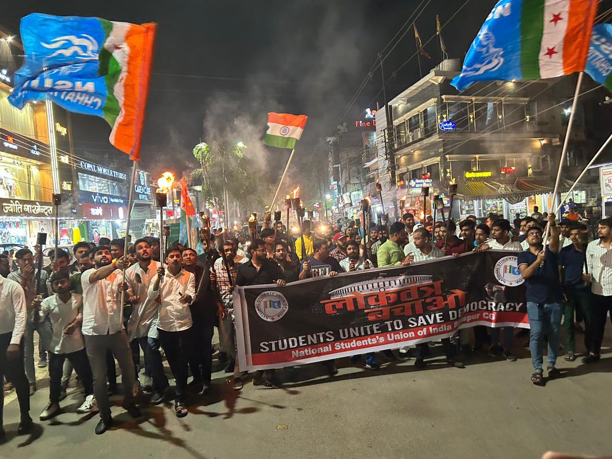NirajPandeyINC's tweet photo. भारतीय राष्ट्रीय छात्र संगठन (NSUI) छत्तीसगढ़ के छात्रों ने 'लोकतंत्र मार्च' निकालकर खूनी मोदी सरकार के खिलाफ अपनी अवज्ञा की घोषणा की। लोकतं��्र की रक्षा और हमारे महान देश को बचाने के लिए हमारे देश की छात्र शक्ति श्री राहुल गांधी के साथ मजबूती से खड़ी है।
#Adani #Vanakkam_Modi_JI https://t.co/NBEtgjVFOh