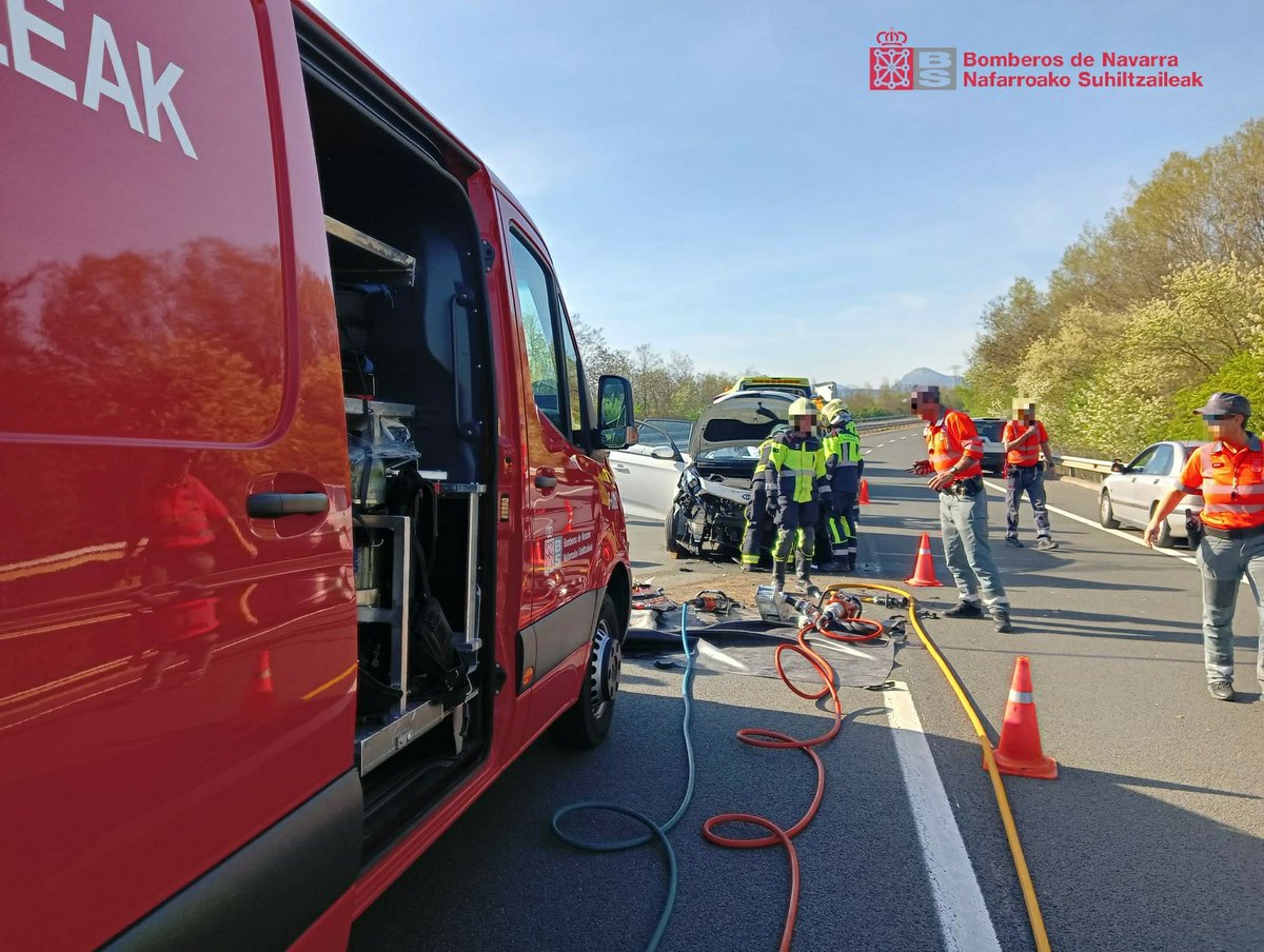 bomberos_na's tweet photo. Intervenimos esta tarde en una salida de vía en la A-15 a la altura de #Arazuri (#CendeadeOlza)

Dos personas trasladadas al Hospital Universitario de #Navarra

#ParqueCordovilla
#J21
#ASVB
@policiaforal_na https://t.co/hotizsI2ZL